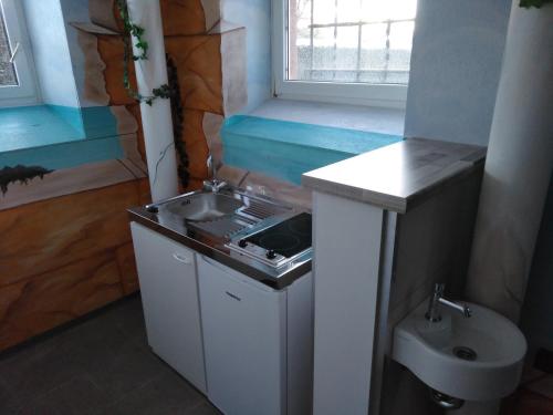 ein kleines Bad mit einem Waschbecken und einem WC in der Unterkunft Gästehaus St. Michael in Mossautal