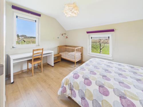ein Schlafzimmer mit Bett, Schreibtisch und zwei Fenstern in der Unterkunft Chez Isaline Libin in Libin