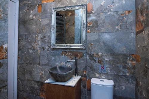 Lovely 1 Bd Apt with Balcony 10 min from Acropolis