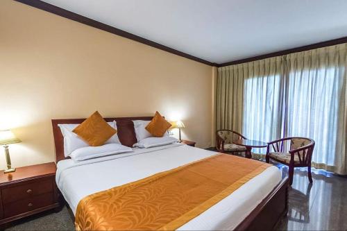 Habitación de hotel con cama grande y ventana en Serene Sriperumbudur en Kāndūr