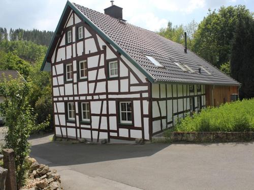 a black and white building with a roof at Rurtalgarten in Hammer
