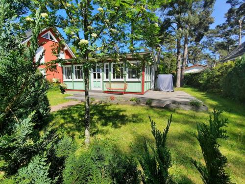 a house with a green and red house at Ferienhaus Kienhus in Graal-Müritz