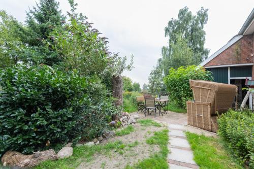 a garden with a patio and a table and chairs at Ferienwohnung Eulennest, 35230 in Schwerinsdorf
