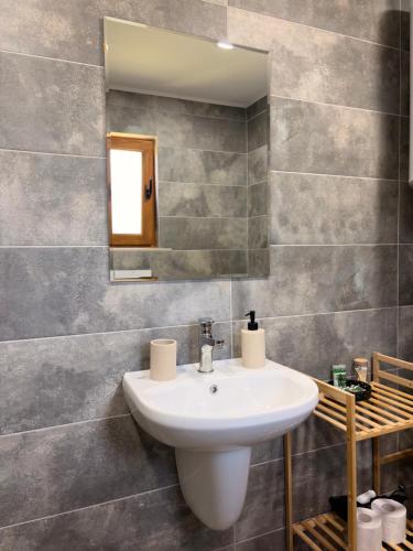 a bathroom with a sink and a mirror at Братановите Къщи in Dŭbravka