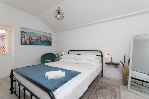 Korkyra-Old Town apartment with private terrace