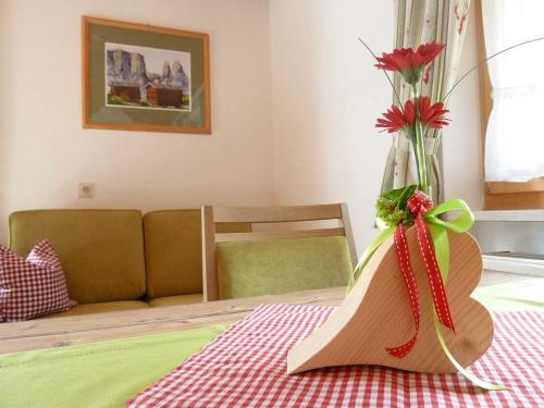 a vase filled with flowers sitting on top of a table at Ferienwohnungen Kimpfbeck, Kreuth-Schärfen in Kreuth