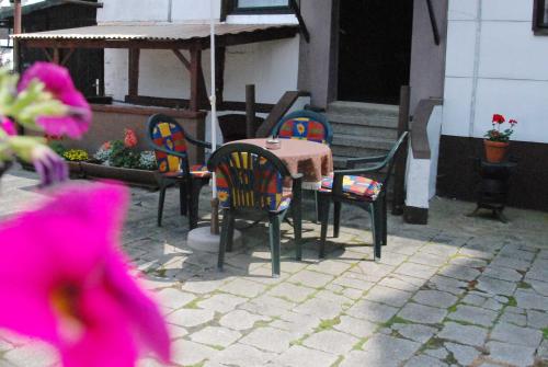 a table and chairs sitting on a patio at Ferienwohnung Braunschweiger Hof in Halberstadt