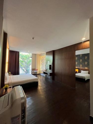 a hotel room with two beds and a living room at D'Wharf Hotel PD Waterfront in Kampong Bangsal Kapor
