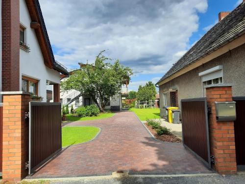 a driveway leading into a house with a gate at Ferienwohnung im Spreewald - Natur Pur in Lübben