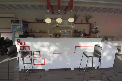 een keuken met 2 stoelen en een witte bar bij Pendik Marine Hotel in Istanbul