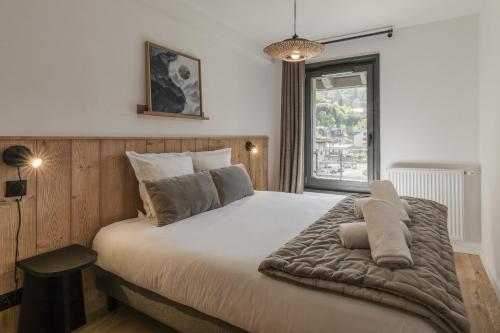 a bedroom with a large bed with a blanket at Alpine Blanc - Neuf, calme & Wellness in Saint-Gervais-les-Bains