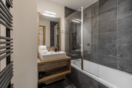 a bathroom with a sink and a shower and a tub at Alpine Blanc - Neuf, calme & Wellness in Saint-Gervais-les-Bains