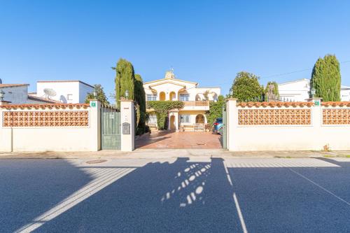 RESIDENCIA ALBERES -Apartamento completo con piscina, barbacoa, parking- A