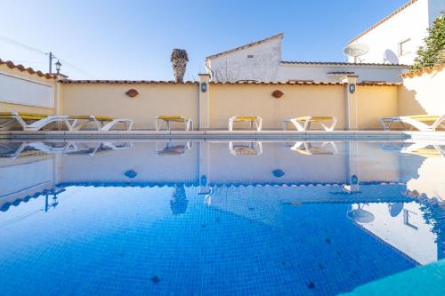 RESIDENCIA ALBERES -Apartamento completo con piscina, barbacoa, parking- A