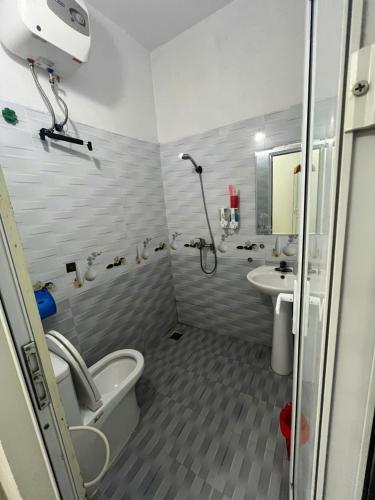 a bathroom with a shower and a toilet and a sink at Thanh Thao Hostel - HaGiang Loop Tour in Làng Lap
