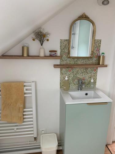 a bathroom with a sink and a mirror at Bienvenue au 24 in Le Havre