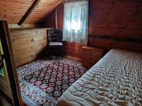 an empty room with a bed and a window at Αγρόκτημα Βερνικο in Paráplati