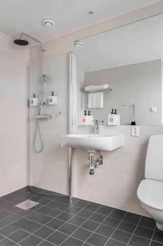 ein weißes Badezimmer mit Waschbecken und Toilette in der Unterkunft Quality Hotel Luleå in Luleå