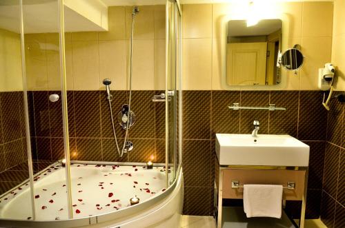 y baño con ducha y lavamanos. en Ada Life Hotel, en Eskisehir