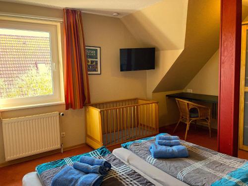 a bedroom with two beds with blue towels on them at Dörpshus im strandnahen Bojendorf in Fehmarn