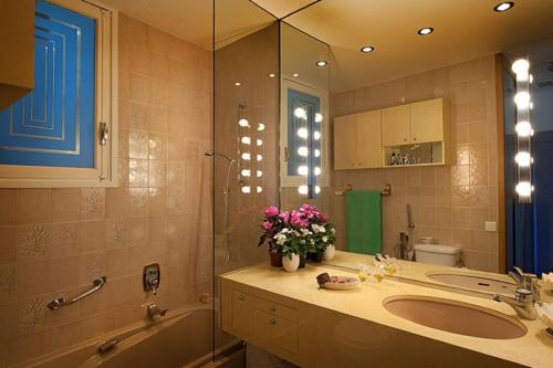 uma casa de banho com um lavatório, um chuveiro e uma banheira em Les Pervenches em Nice