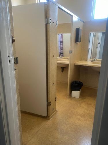 an open bathroom with two sinks and a mirror at The Victoria Hotel in Collie