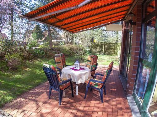 a patio with a table and chairs on a porch at Ferienwohnung Abbey Road in Varel
