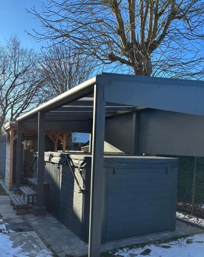 a shed with a door and a fence at Fleesenseetreppe rechts in Göhren-Lebbin