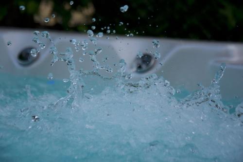 a splash of water in a bath tub at Fleesenseetreppe rechts in Göhren-Lebbin