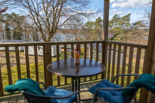 a patio with a table and chairs on a porch at Mobilheime Lagune in Lychen