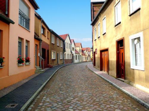 an empty street in an old town with buildings at Ferienhaus in Teterow