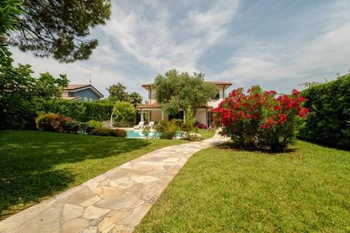 a house with a pathway leading to a yard at D Oro in Caleri