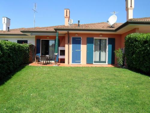 a house with a lawn in front of it at Corallo in Caleri