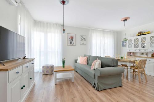 Air-conditioned Apartment with Parking & Balcony by Noclegi Renters