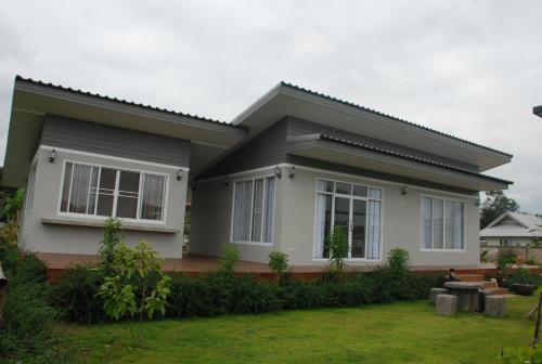 a house with a lawn in front of it at Pak Ping Ing Jai in Ban Mai