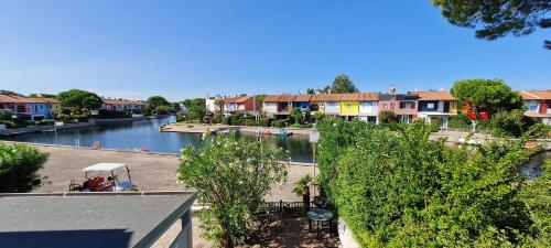 Blick auf einen Fluss mit Häusern und Eigentumswohnungen in der Unterkunft Casa 712 in Caleri