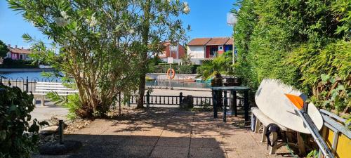 Ein Park mit Bänken, Bäumen und einem Zaun in der Unterkunft Casa 712 in Caleri