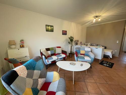a living room with chairs and a table at Ferienwohnung Bunte Wiese in Parchtitz
