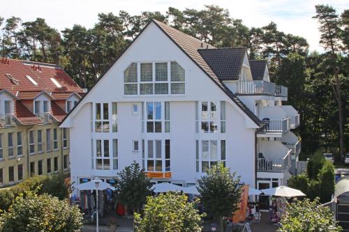 a large white building with a lot of windows at Ferienwohnung Ostseeliebe mit Balkon in Baabe