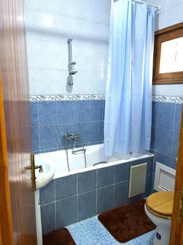 a bathroom with a tub and a sink and a toilet at Tamezda 4 in Taguermess