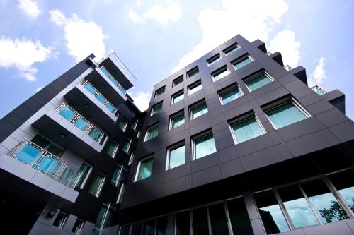 Prezident Hotel Novi Sad - Outdoor Pool & Spa — Property building