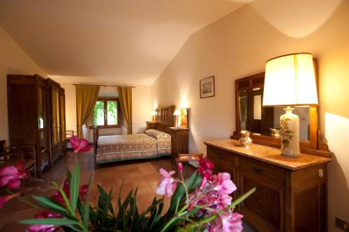 un soggiorno con letto e lampada sul tavolo di Agriturismo Pantano Borghese a Monte Compatri