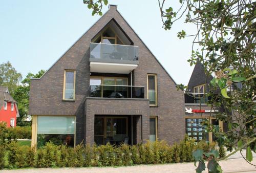a house with a triangular roof at Ferienwohnung Boddenschnacker in Born