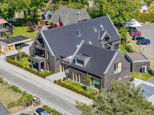 an overhead view of a house with a roof at Ferienwohnung Boddenschnacker in Born