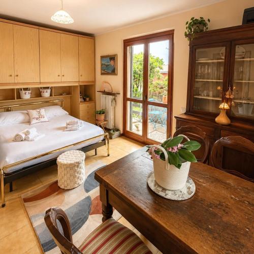 a bedroom with a bed and a coffee table and a table sidx sidx at Nido vista Lago Maggiore e isole borromee in Cissano