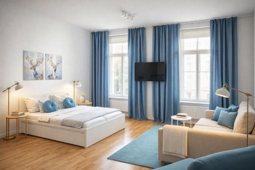 a bedroom with a bed and a couch at APSTAY City Residence Apartments ǀ Parking option & Self Check-in in Graz