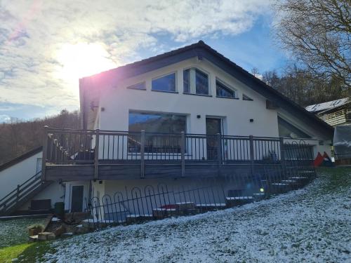 a house with a balcony on the side of it at Haus Atlantis am Edersee in Bringhausen