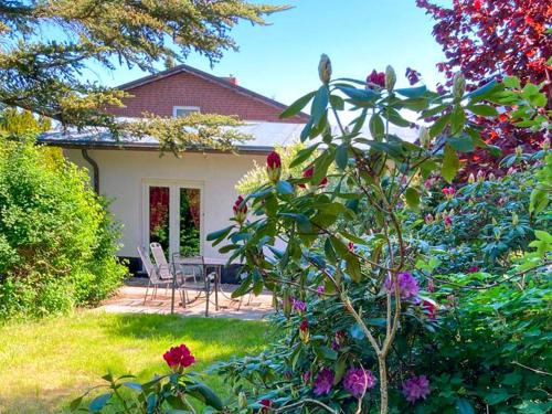 a house with a table and chairs in the yard at Landhaus Kreitlow in Ribnitz-Damgarten