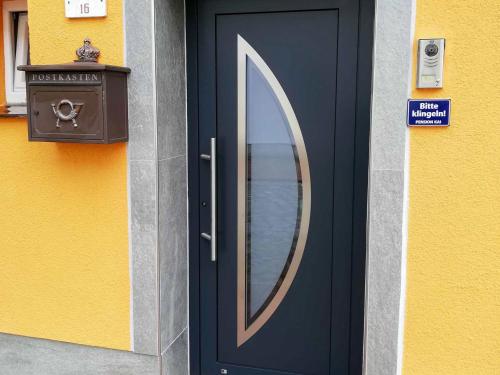 eine Tür mit einem Spiegel an der Seite eines Gebäudes in der Unterkunft Pension Kai in Ribnitz-Damgarten