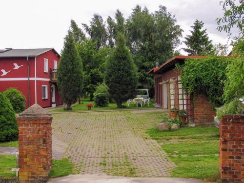 a cobblestone driveway in front of a house at Ferienwohnungen am Bach in Marlow